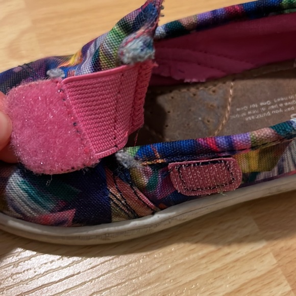 Rainbow TOMS shoes in size 8 (toddler) - Picture 11 of 11
